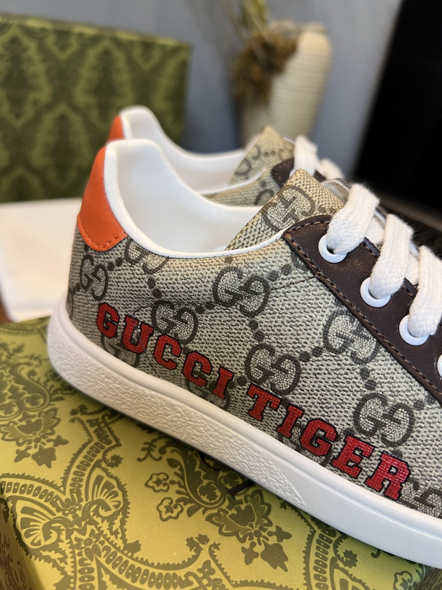 Children's shoes child